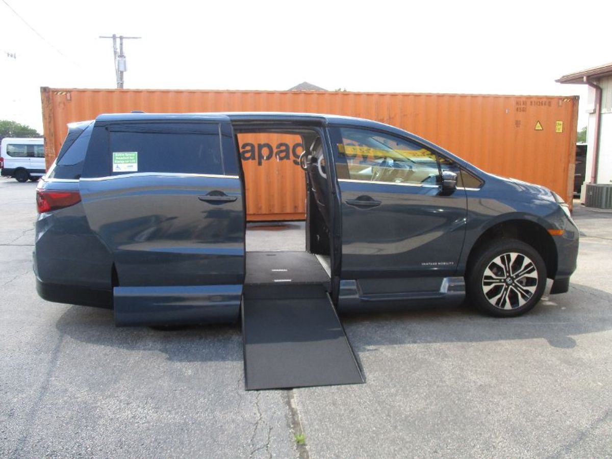 2025 Honda Odyssey Elite's photo