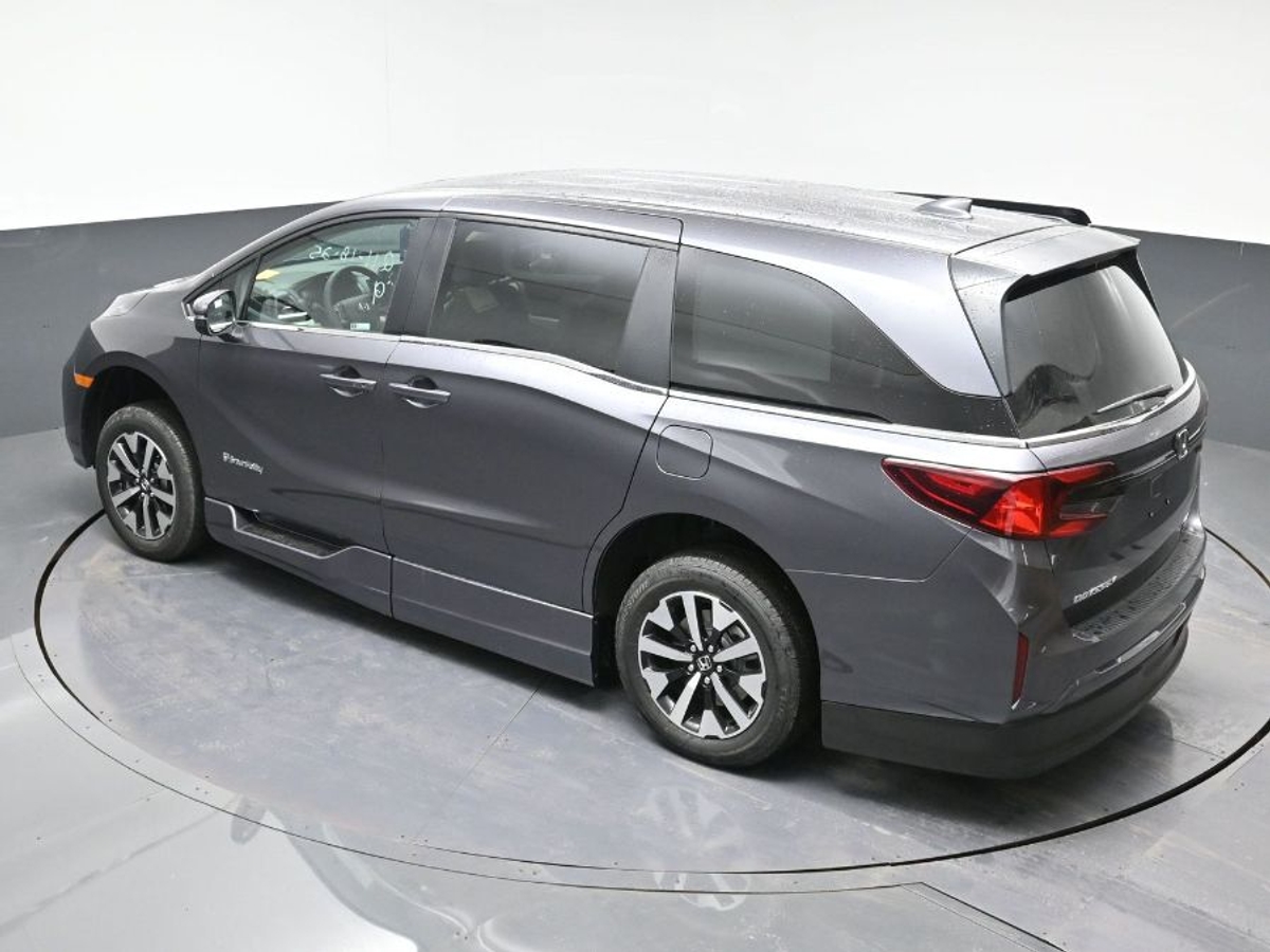Grey Honda Odyssey image number 24