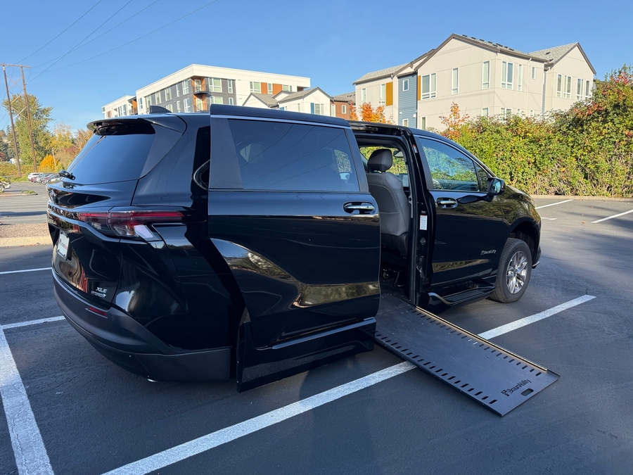 Used 2024 Toyota Sienna Hybrid XLE Base - BraunAbility Side Entry In Floor Automatic Ramp