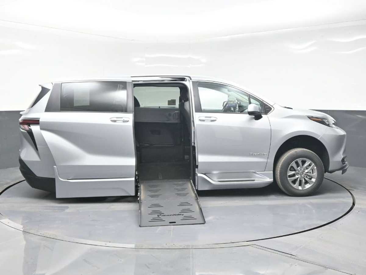 2025 TOYOTA SIENNA - Image 8
