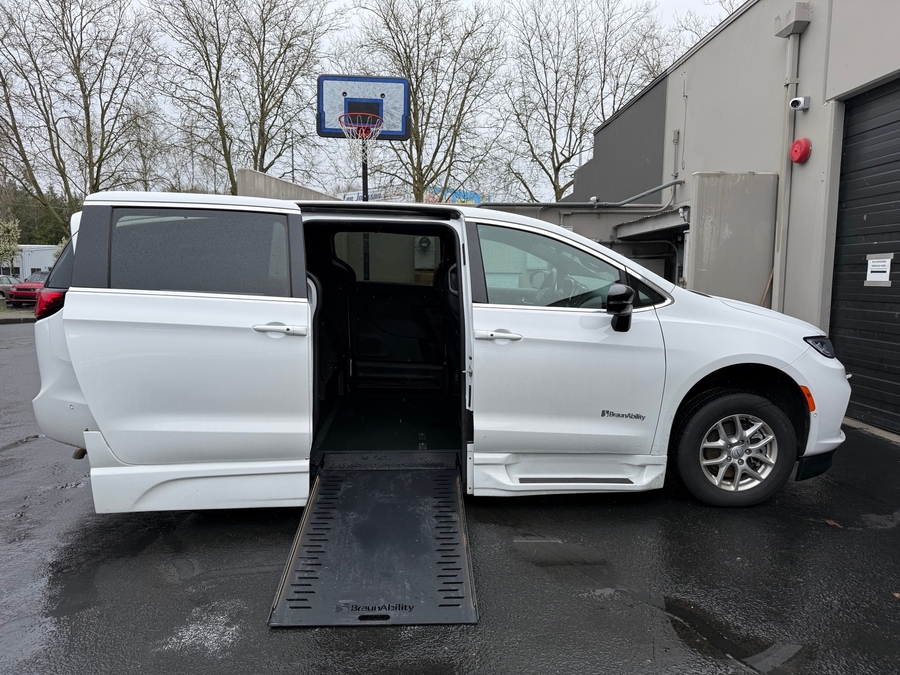Used 2025 Chrysler Pacifica Select - BraunAbility Side Entry Entry In Floor Automatic Ramp