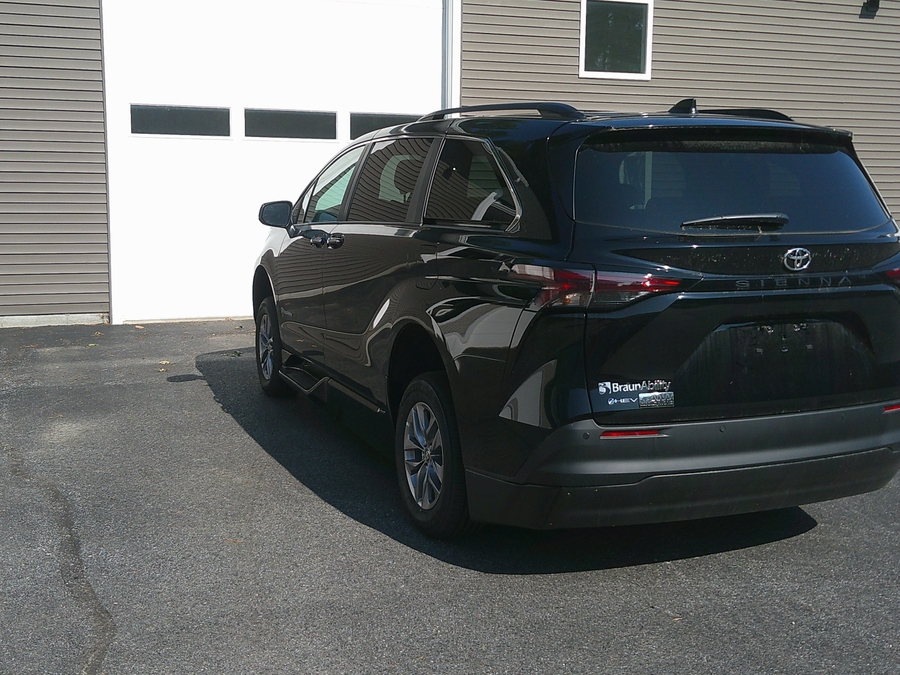 Black Toyota Sienna image number 4
