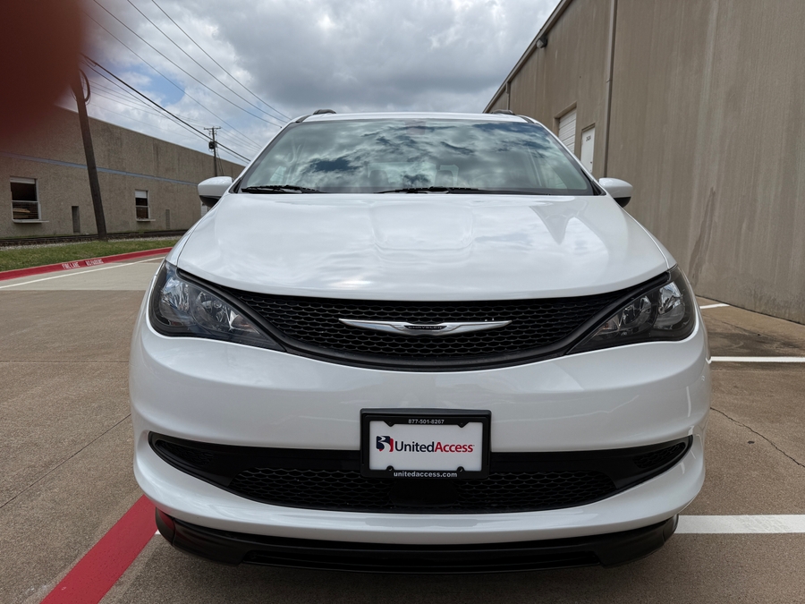 Used 2021 Chrysler Voyager LXi - BraunAbility Commercial Side Entry Entry Fold Out Manual Ramp