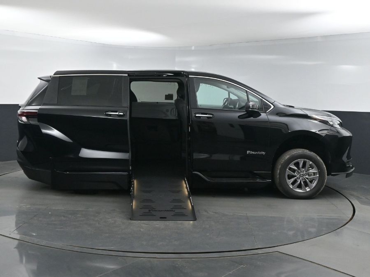 2025 TOYOTA SIENNA - Image 8