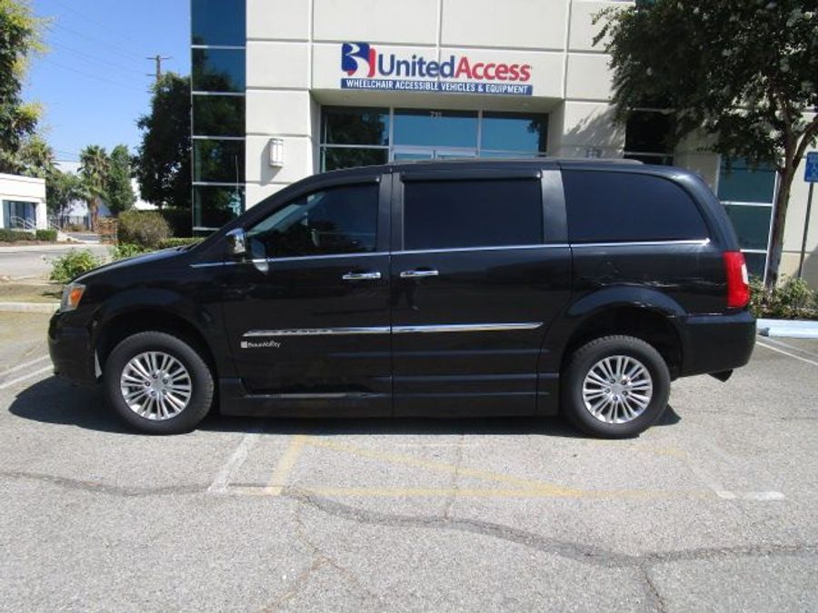 Used 2015 Chrysler Town and Country Touring-L - BraunAbility Side Entry Entry In Floor Automatic Ramp