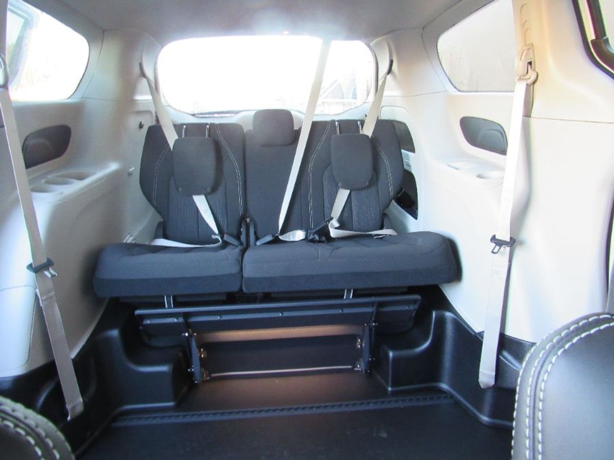 White Chrysler Voyager image number 8