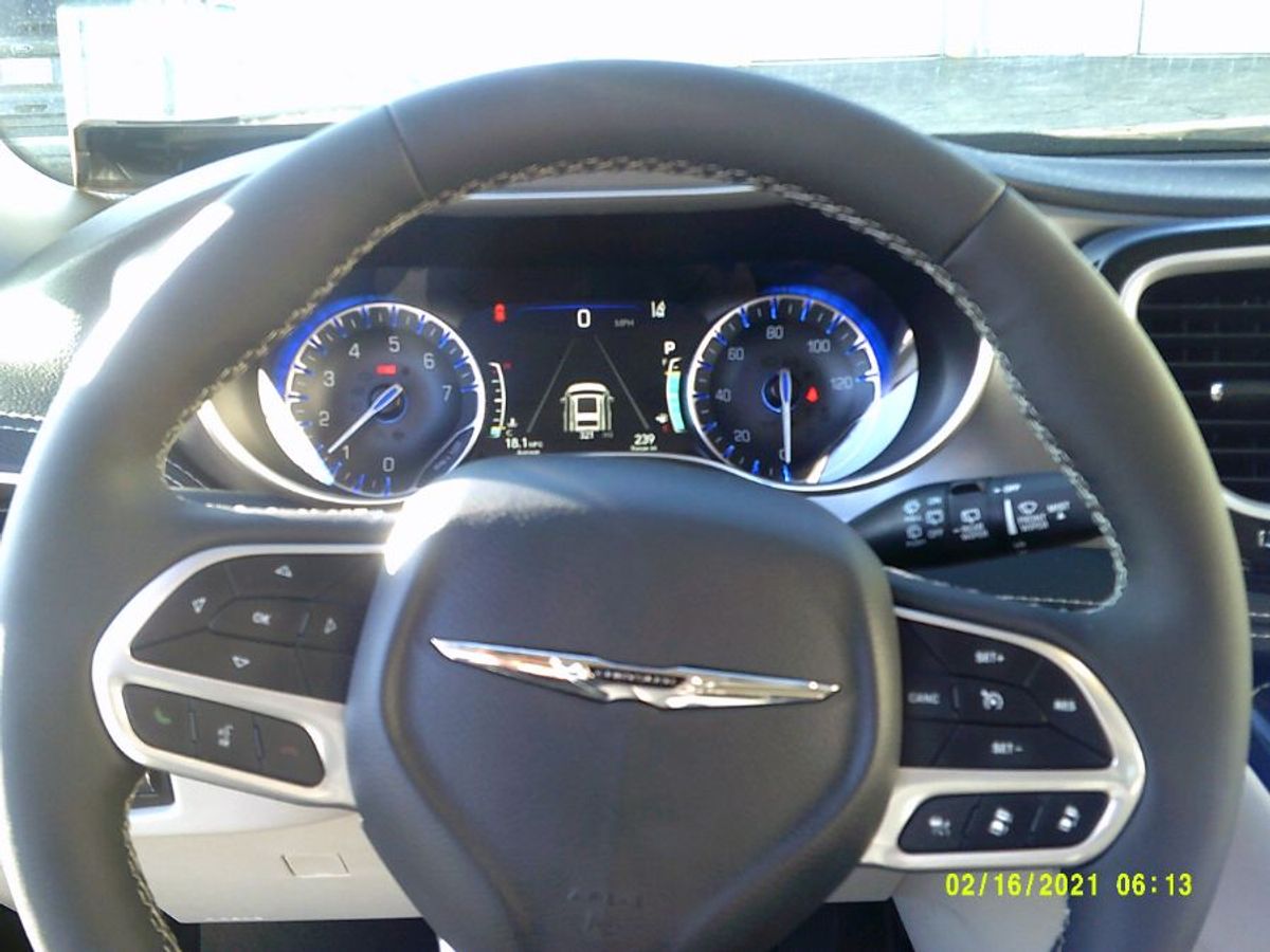 Silver Chrysler Pacifica image number 10