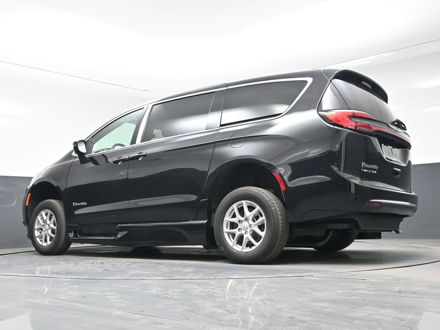 Black Chrysler Pacifica image number 14