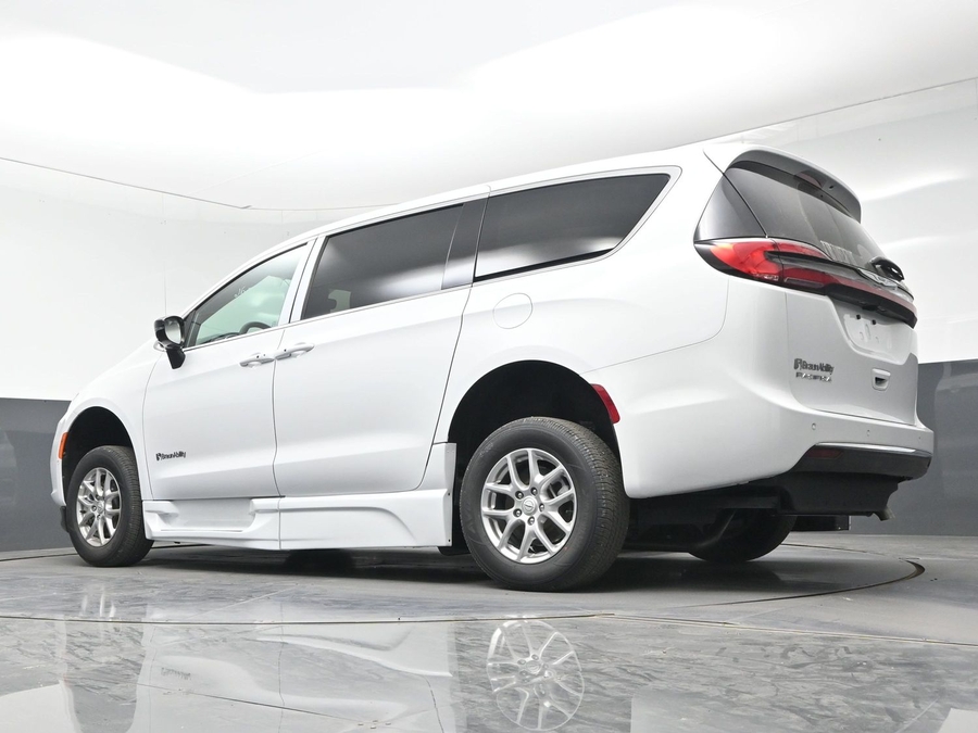 White Chrysler Pacifica image number 17