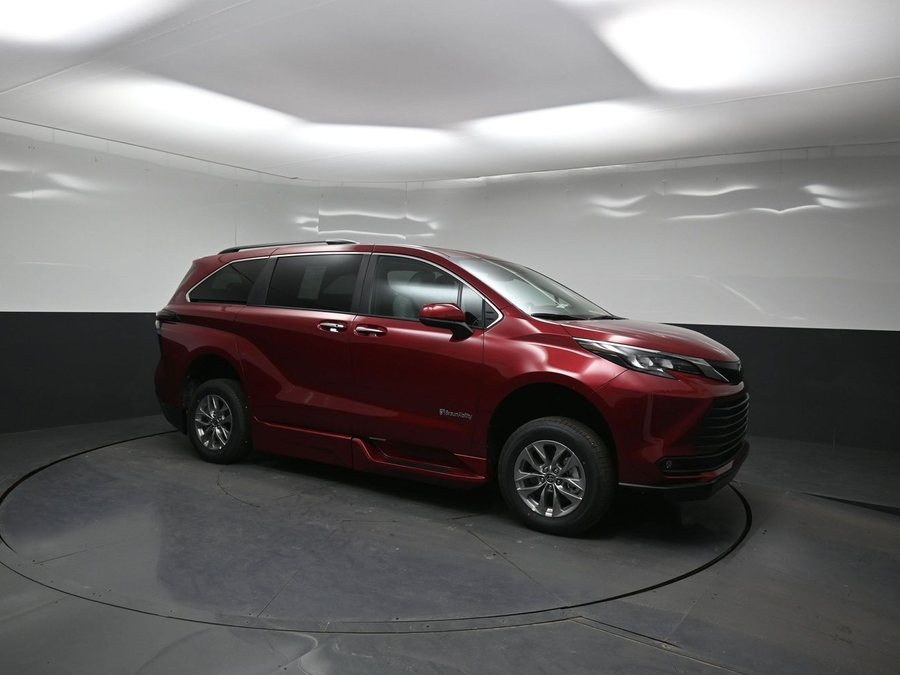 Red Toyota Sienna image number 14