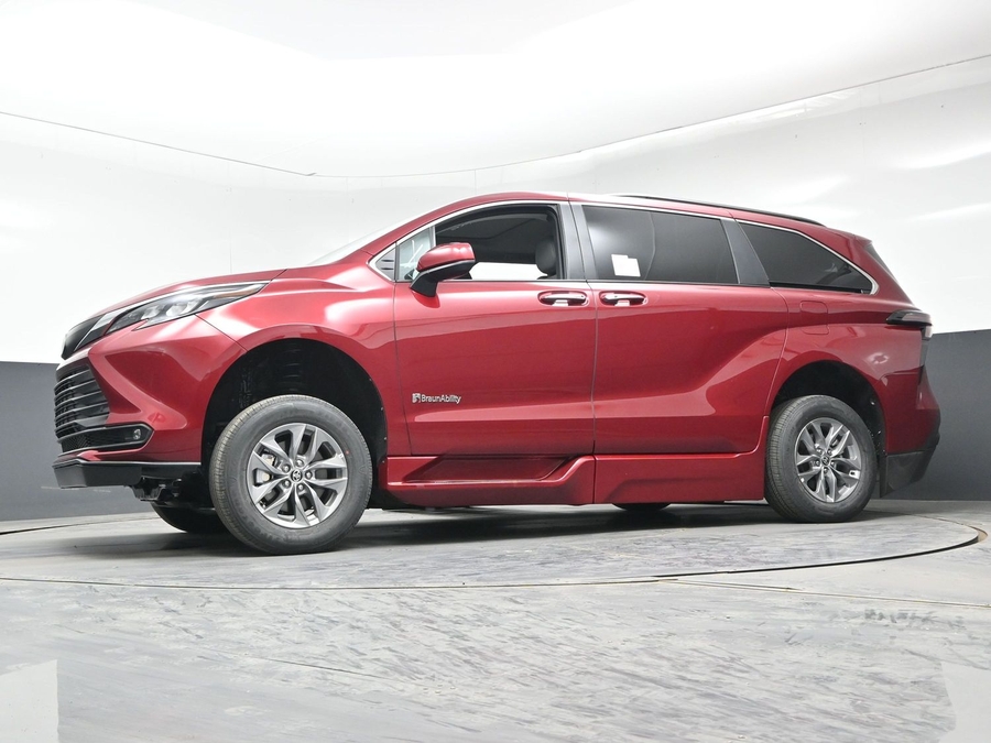 New 2026 Toyota Sienna Hybrid XLE Base - BraunAbility Side Entry Entry Fold Out Automatic Ramp