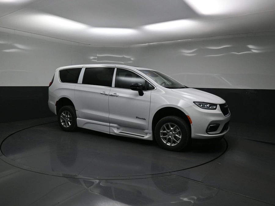 New 2026 Chrysler Pacifica Select Plus - BraunAbility Side Entry Entry In Floor Automatic Ramp