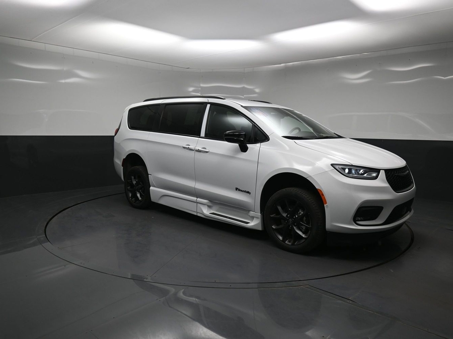 New 2026 Chrysler Pacifica Select Sport - BraunAbility Side Entry Fold Out Automatic Ramp