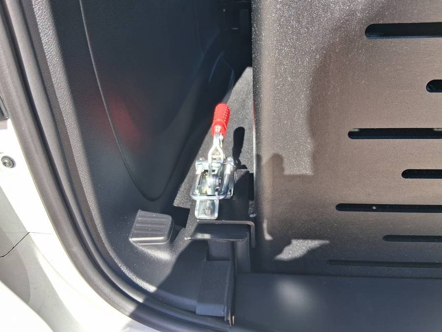 White Chrysler Voyager image number 15