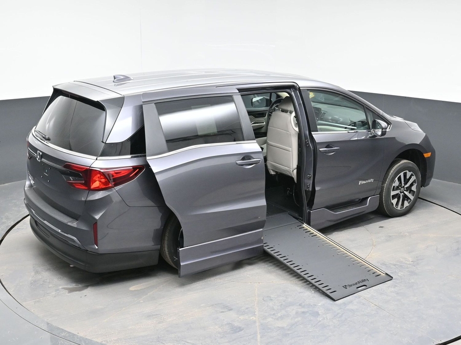 Grey Honda Odyssey image number 22