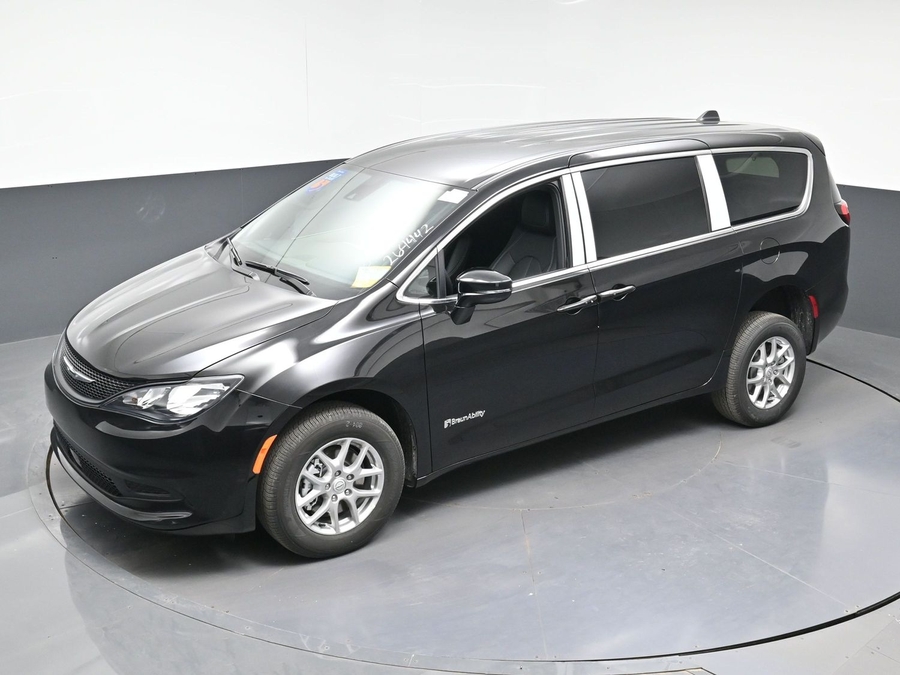 Black Chrysler Voyager image number 22