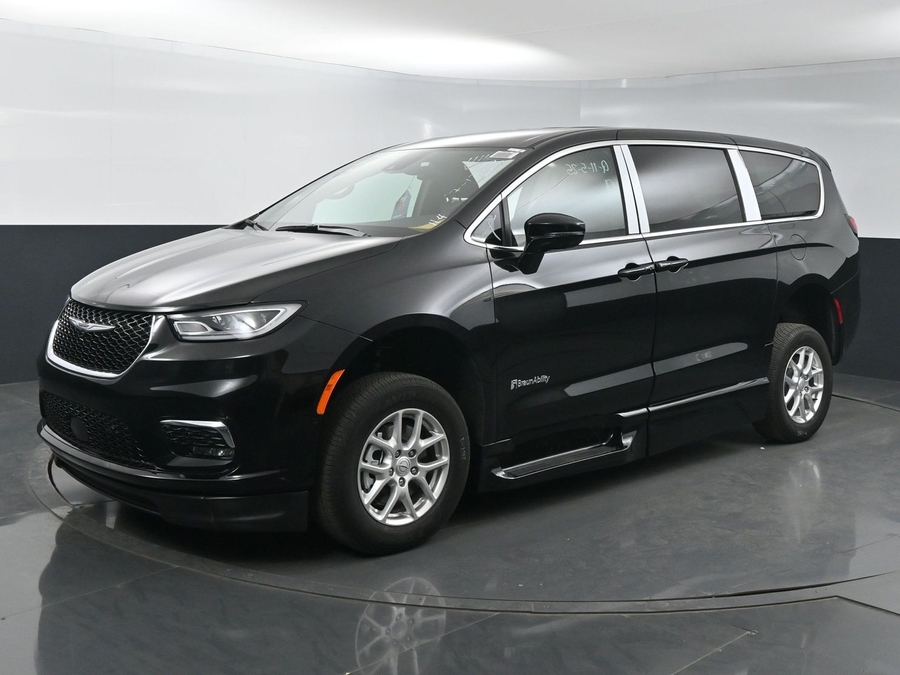 New 2025 Chrysler Pacifica Select Safety - BraunAbility Side Entry Entry In Floor Automatic Ramp