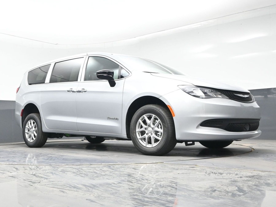 Silver Chrysler Voyager image number 17