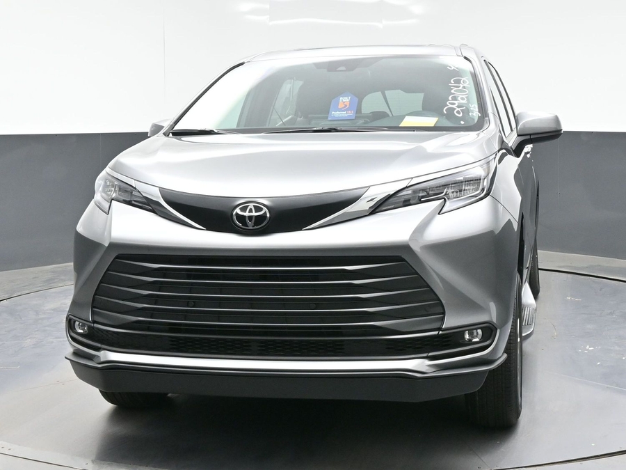 Grey Toyota Sienna image number 13