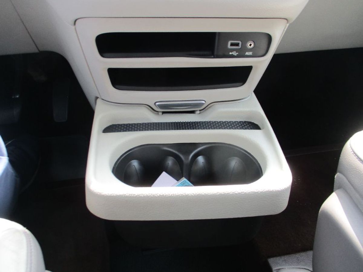 White Chrysler Pacifica image number 11