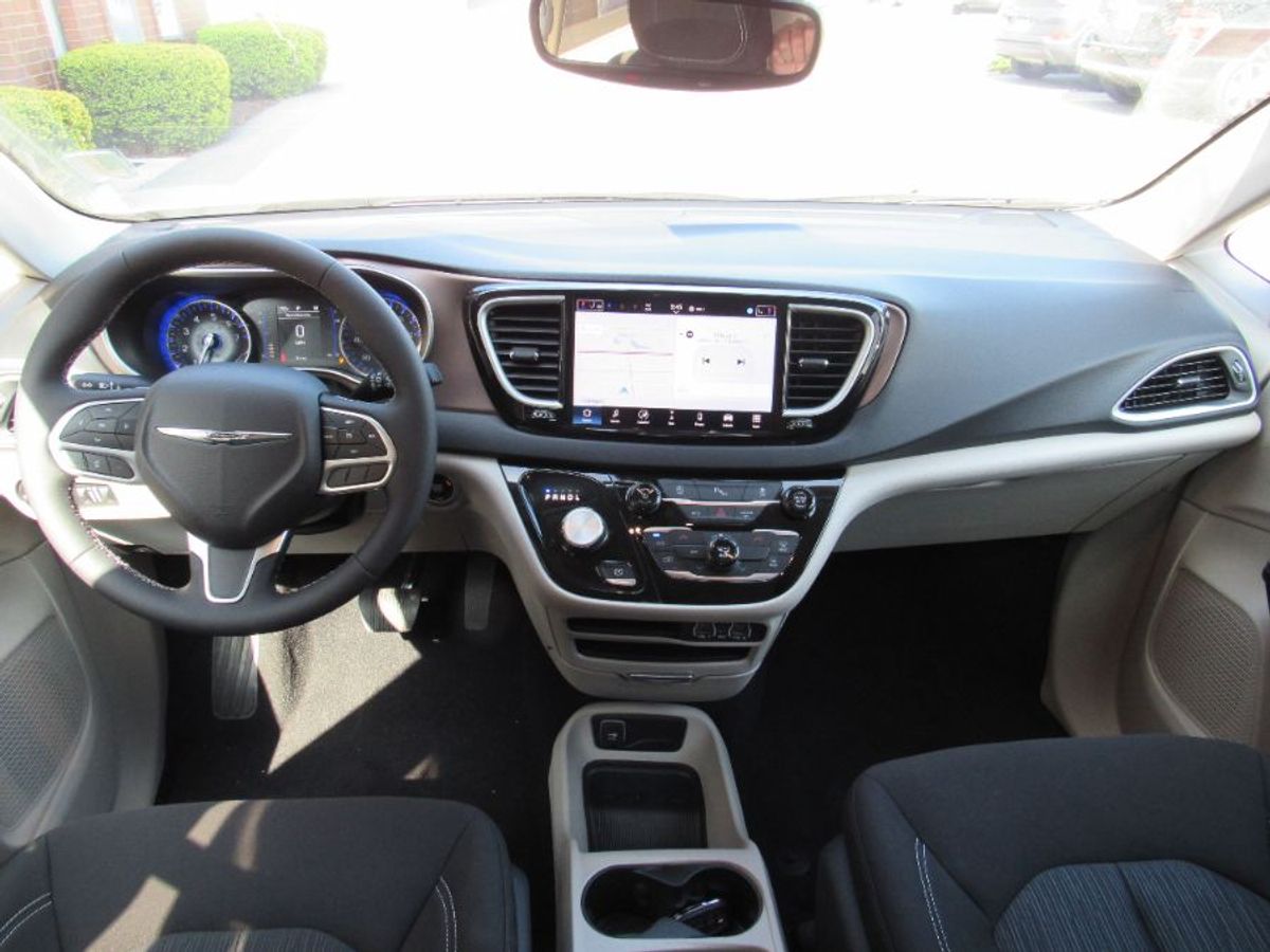 White Chrysler Voyager image number 16