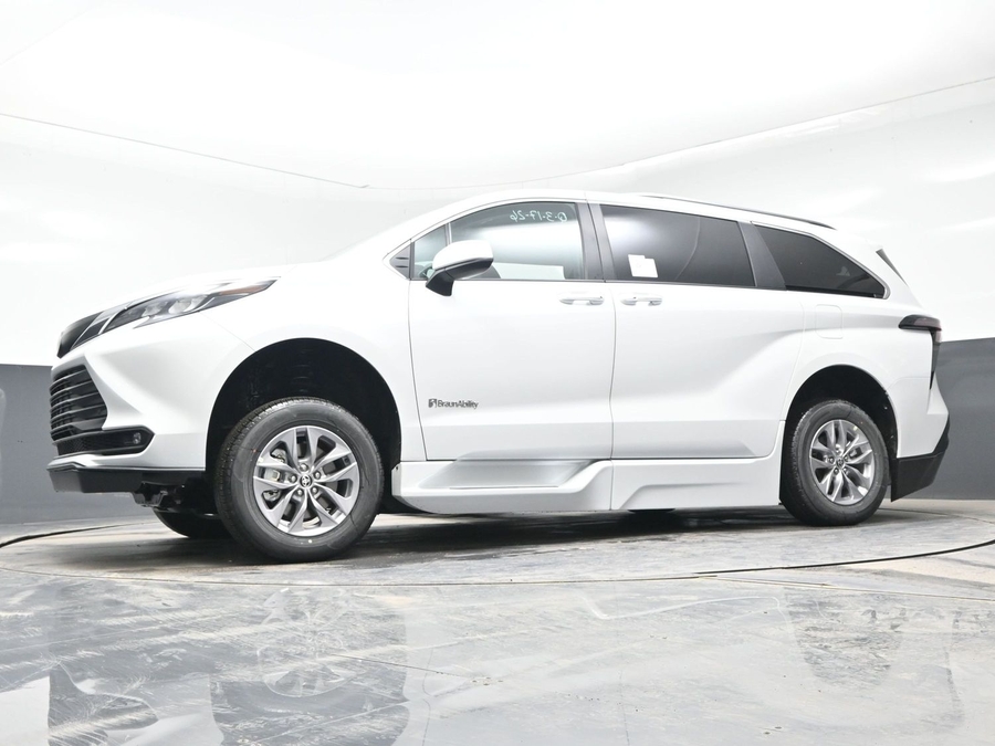 New 2026 Toyota Sienna Hybrid XLE Add - BraunAbility Side Entry Entry Fold Out Automatic Ramp