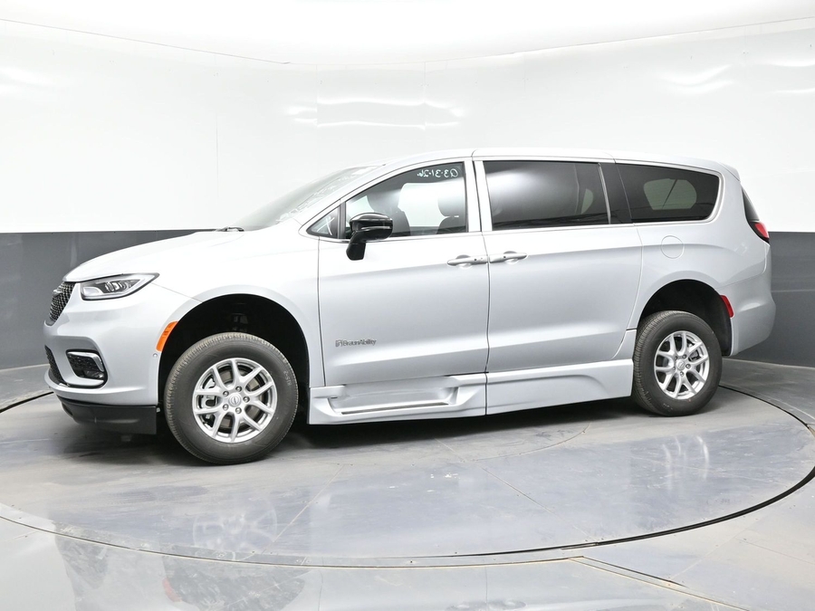 Silver Chrysler Pacifica image number 2