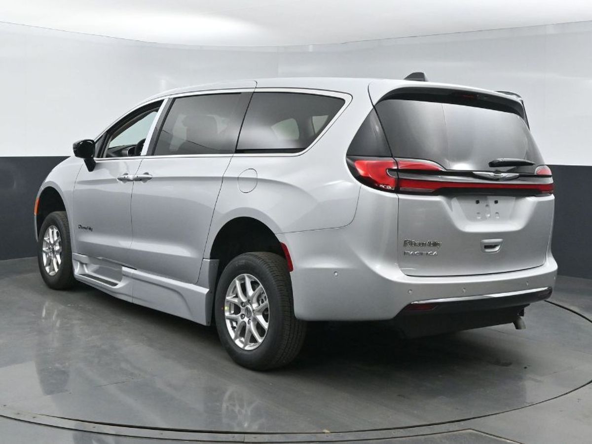 Silver Chrysler Pacifica image number 21