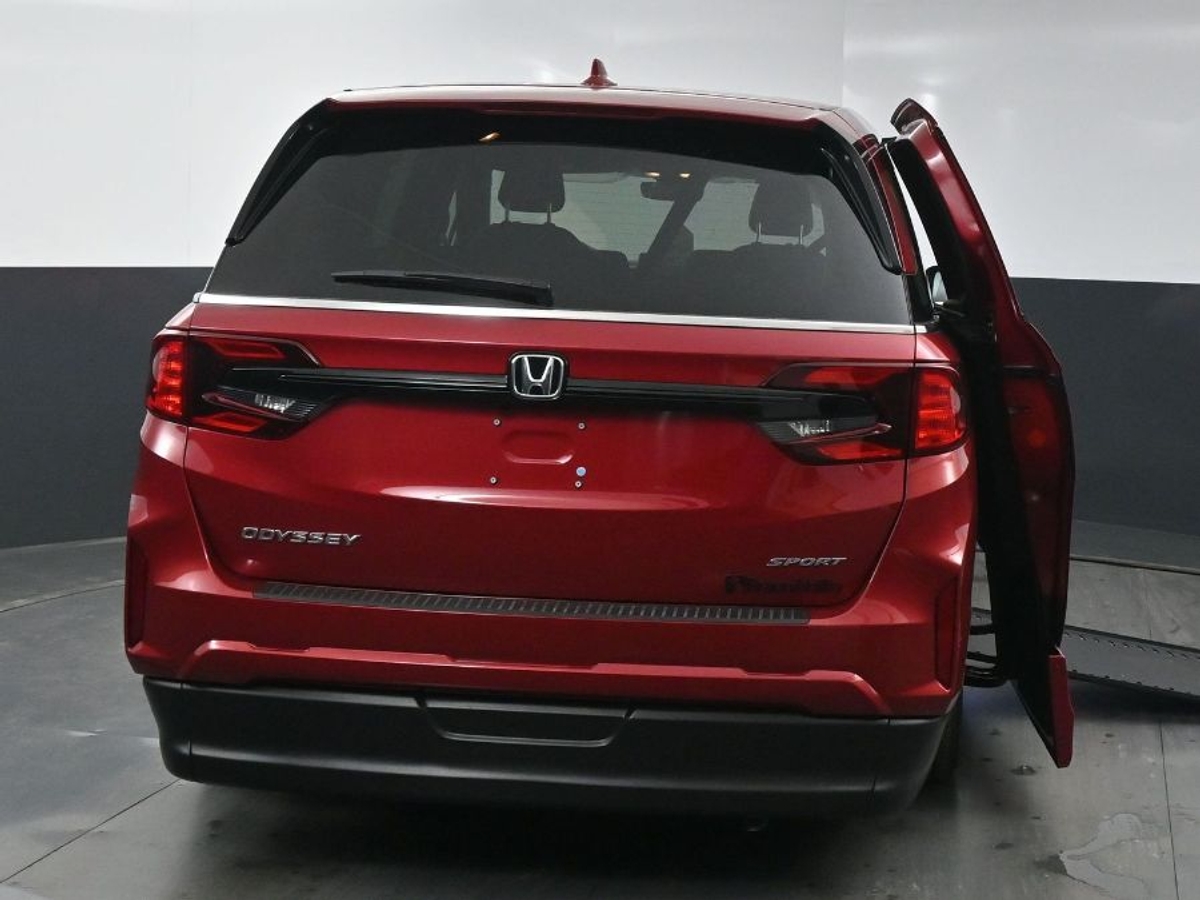 Red Honda Odyssey image number 6