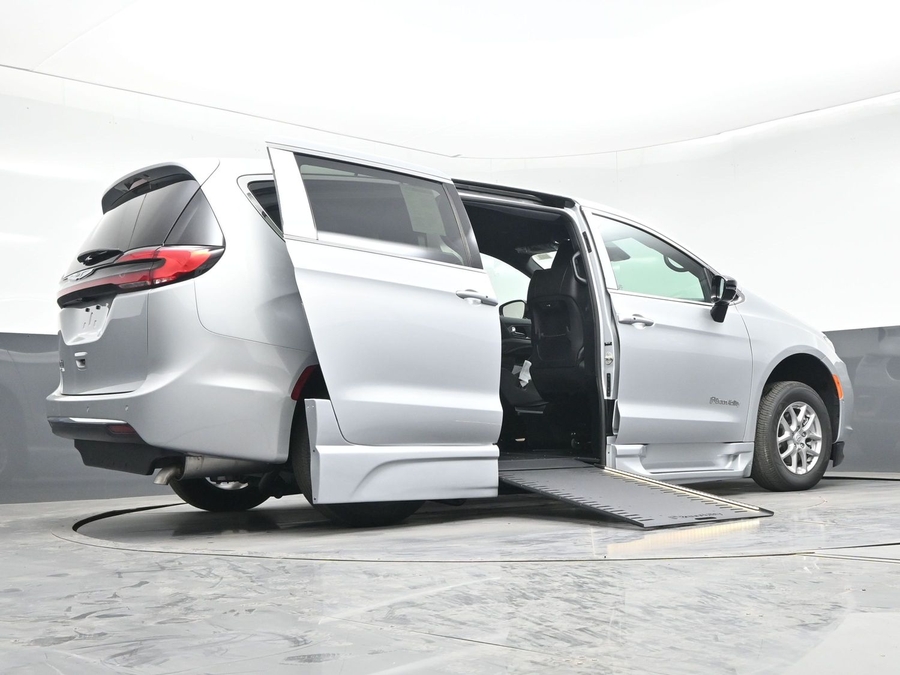 New 2026 Chrysler Pacifica Select Safety - BraunAbility Side Entry Entry In Floor Automatic Ramp