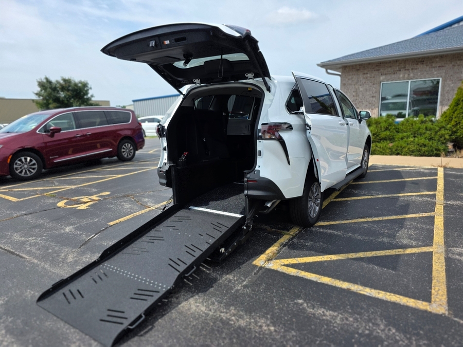 White Toyota Sienna image number 6
