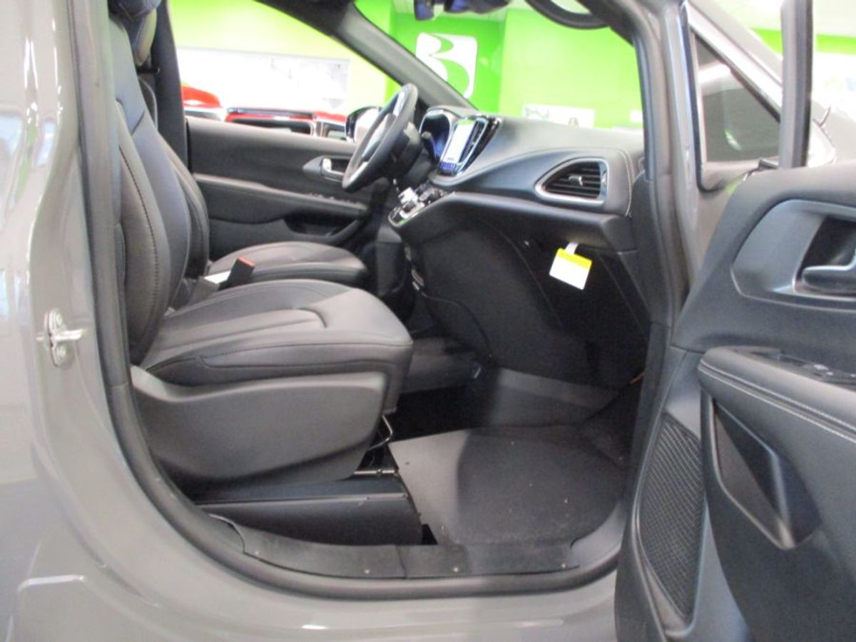 Grey Chrysler Pacifica image number 13