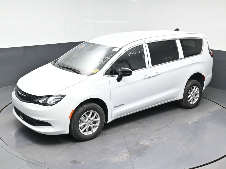 White Chrysler Voyager image number 24