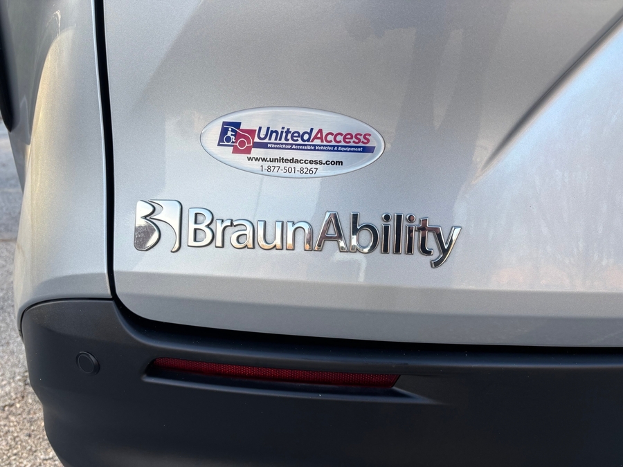 Used 2021 Toyota Sienna Hybrid XLE Base - BraunAbility Side Entry Entry Fold Out Automatic Ramp