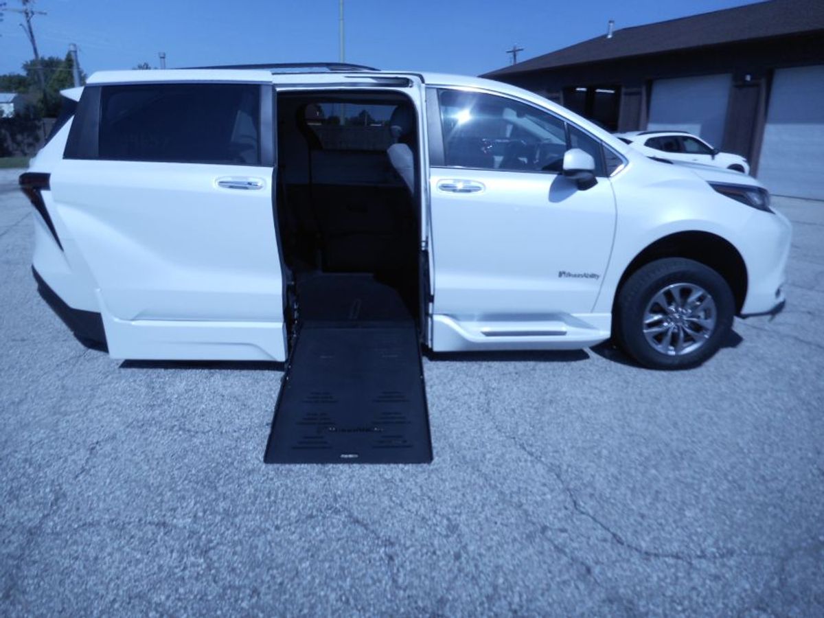 White Toyota Sienna image number 9