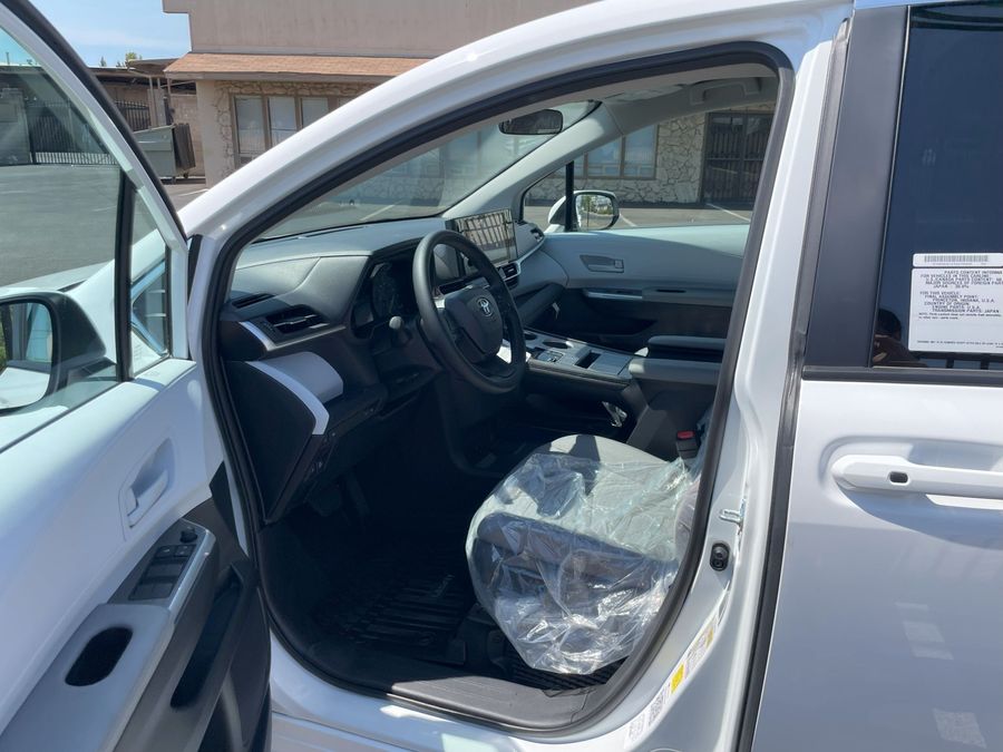 New 2025 Toyota Sienna Hybrid LE - Vantage Mobility Commercial Rear Entry Entry Fold Out Manual Ramp