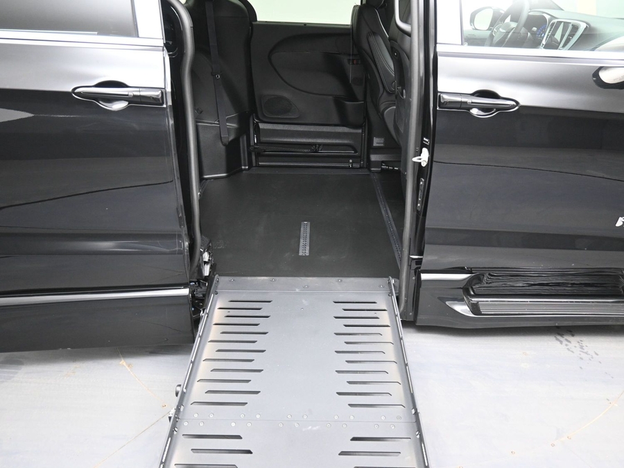 Black Chrysler Pacifica image number 10