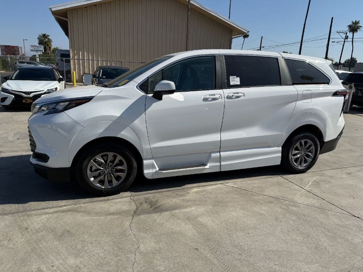 White Toyota Sienna image number 11