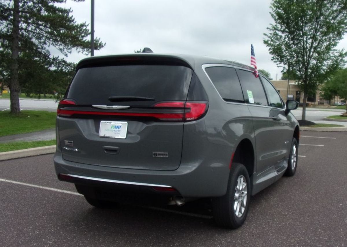 Grey Chrysler Pacifica image number 7