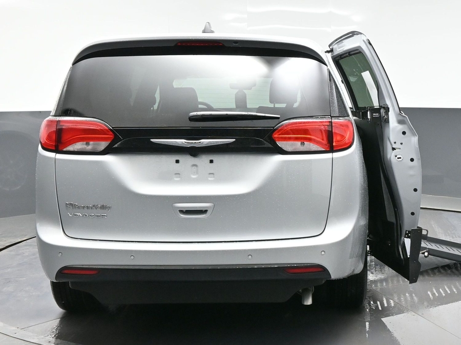 Silver Chrysler Voyager image number 5