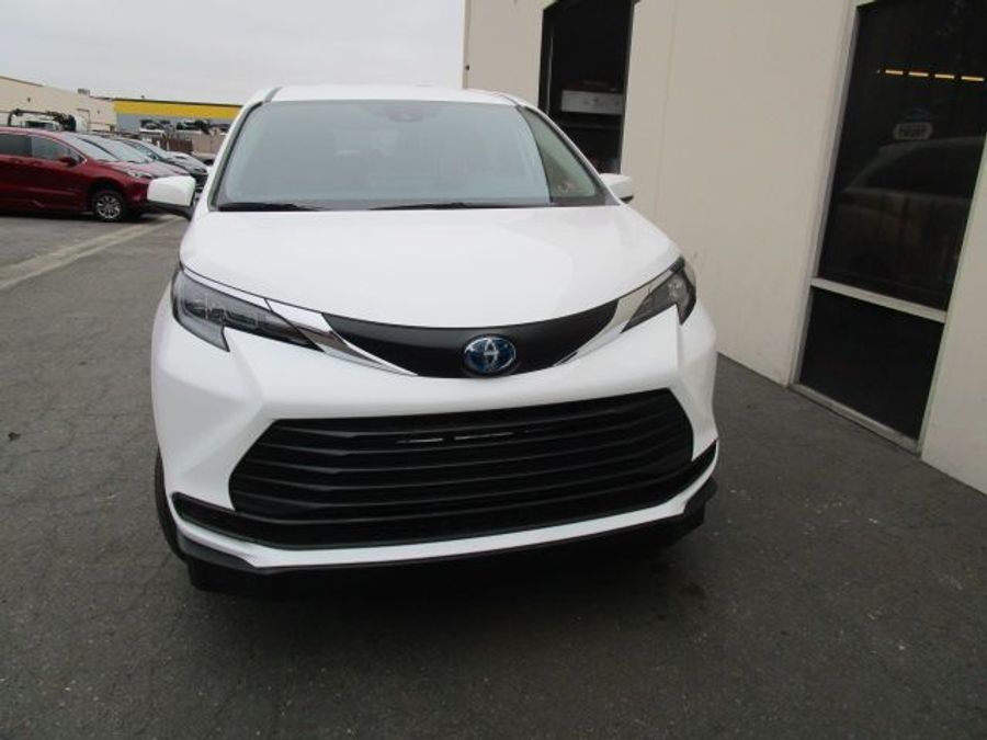 New 2025 Toyota Sienna LE 8-Passenger - Vantage Mobility Commercial Side Entry Entry In Floor Manual Ramp