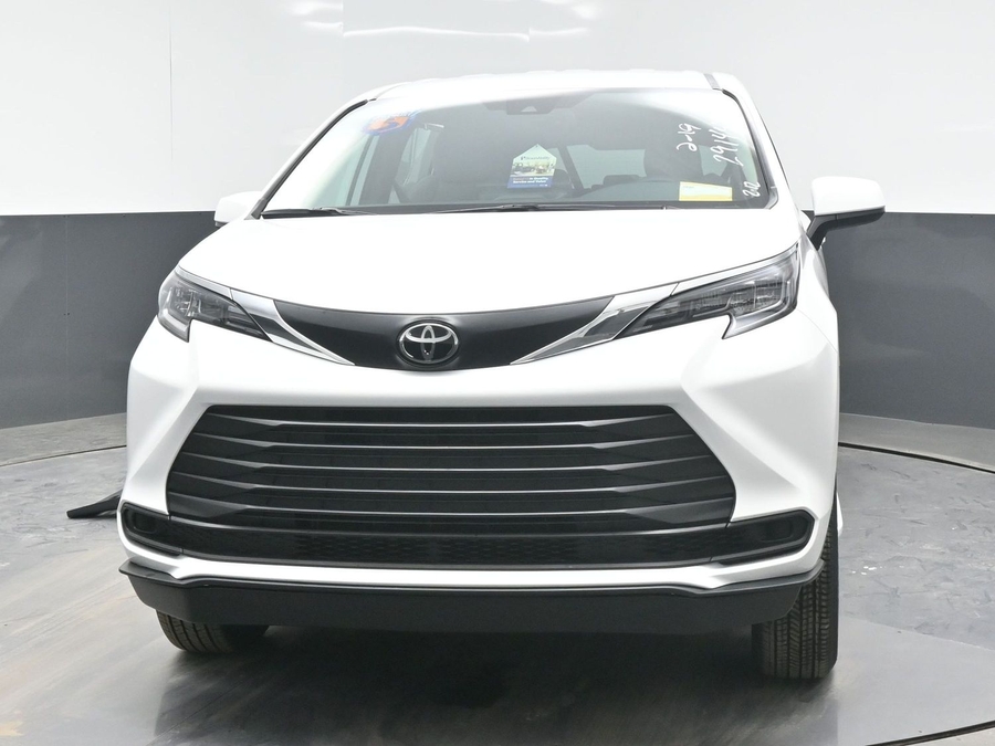 New 2026 Toyota Sienna Hybrid LE - BraunAbility Side Entry Entry Fold Out Automatic Ramp