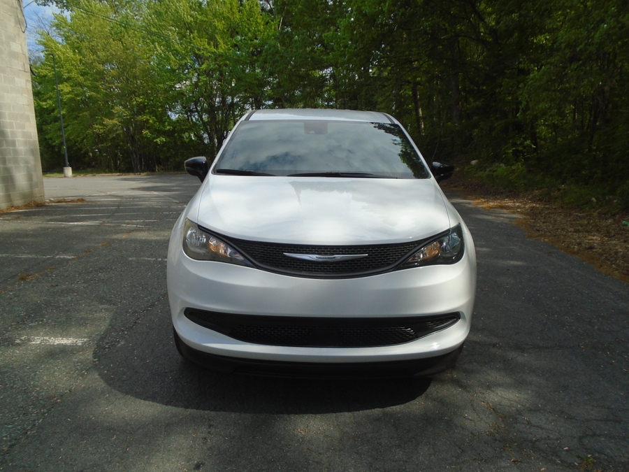 White Chrysler Voyager image number 7