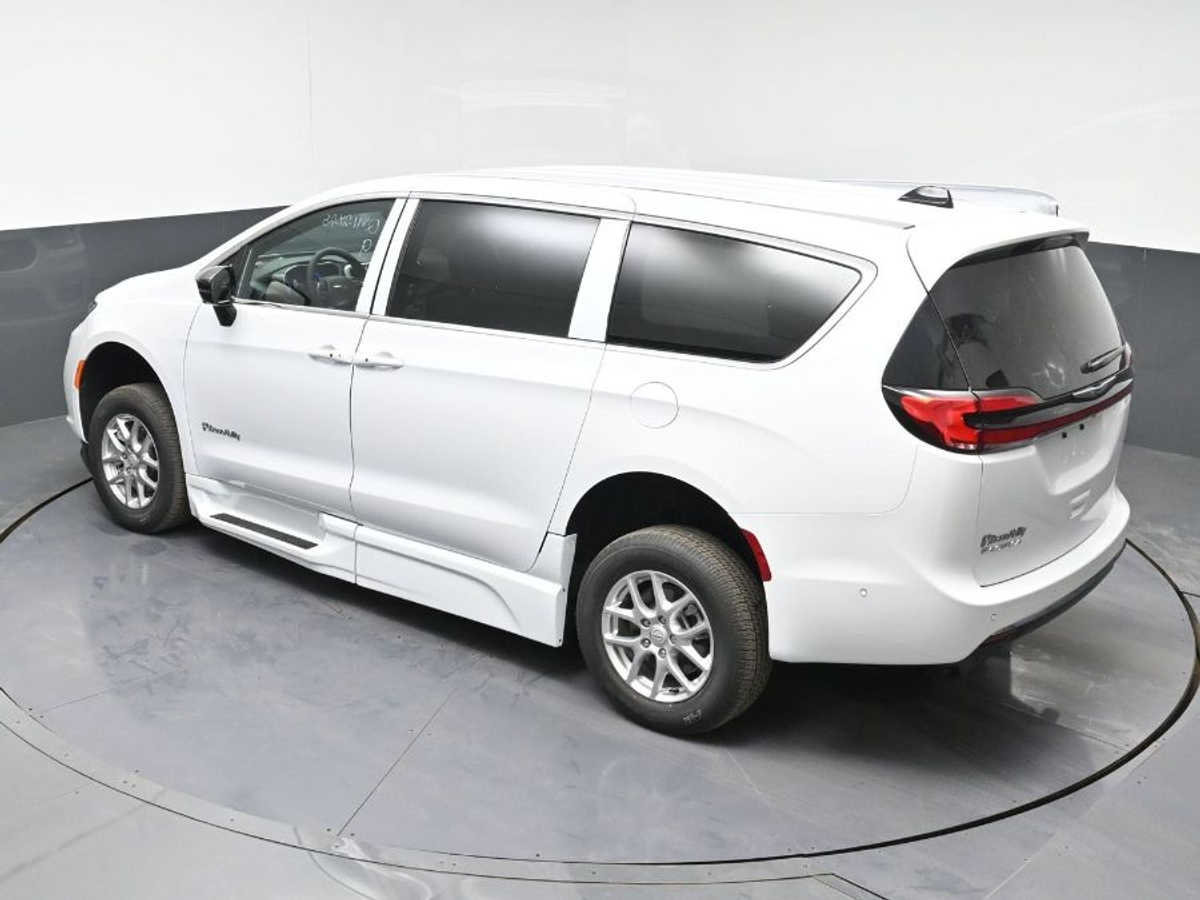 White Chrysler Pacifica image number 24