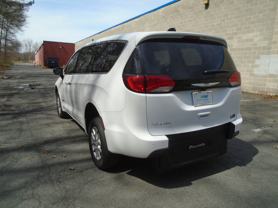 White Chrysler Voyager image number 12