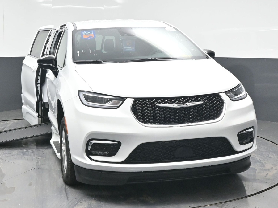 New 2025 Chrysler Pacifica Select Safety - BraunAbility Side Entry Entry In Floor Automatic Ramp