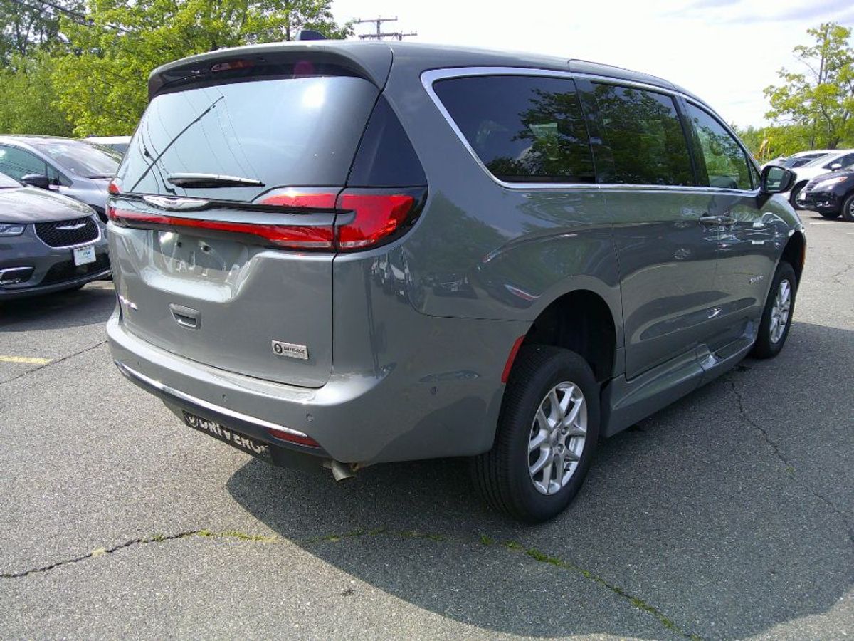 2025 CHRYSLER PACIFICA - Image 10