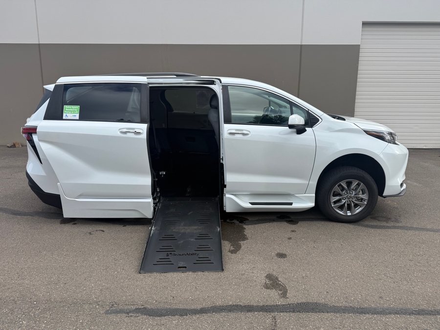 White Toyota Sienna image number 6