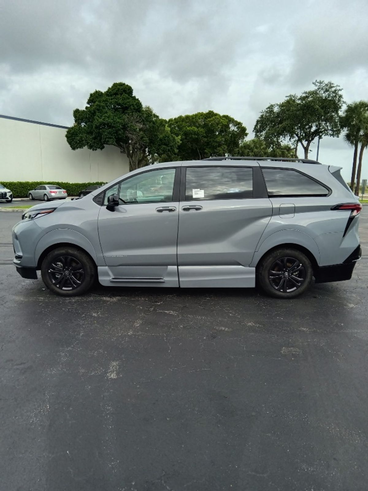 Grey Toyota Sienna image number 5