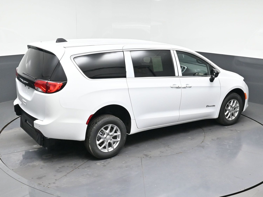 White Chrysler Voyager image number 19